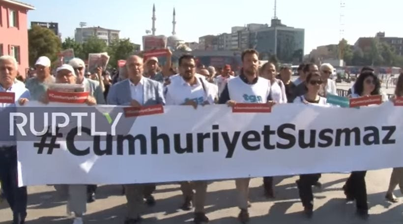 Τουρκία: Αρχίζει σήμερα η δίκη των 17 της Τζουμχουριέτ που είπαν ότι «ο σουλτάνος είναι γυμνός» (βίντεο)